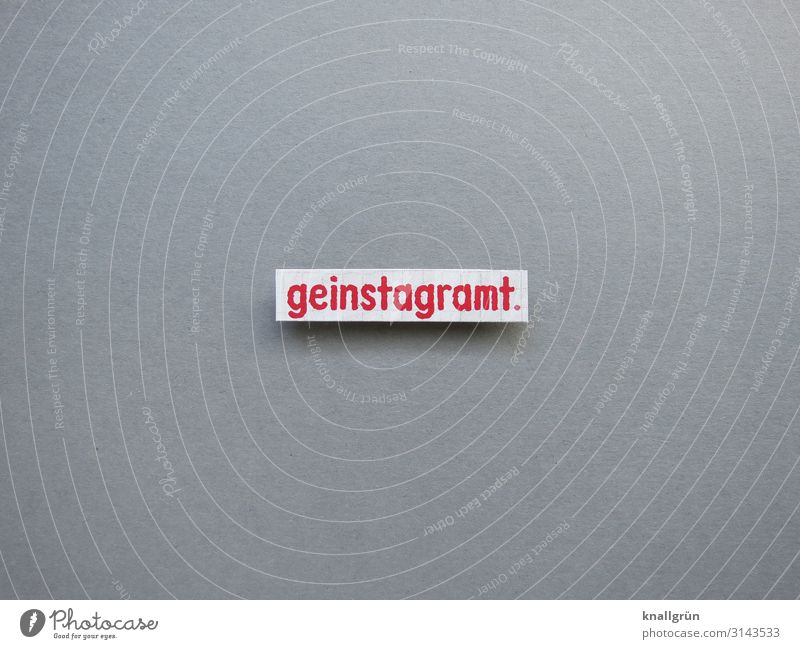geinstagramt. Schriftzeichen Schilder & Markierungen Kommunizieren modern grau rot weiß Gefühle Instagram sprechen teilen Farbfoto Studioaufnahme Menschenleer