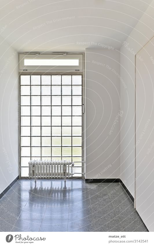 sauber, hell und weiß Haus Einfamilienhaus Mauer Wand Tür einfach ruhig Design kalt durchsichtig Architektur Heizung Fenster Fliesen u. Kacheln Quadrat
