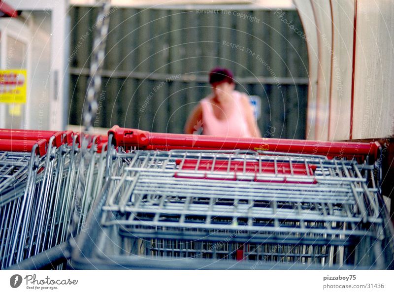 saturday shoppette kaufen Supermarkt Frau Einkaufswagen Ladengeschäft Konsum kundin