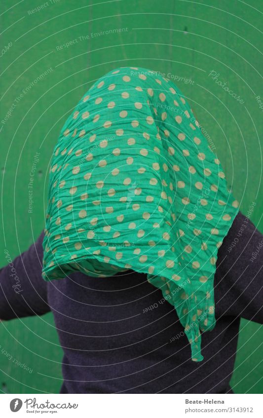 Inkognito, grün Frau Erwachsene T-Shirt Schal Kopftuch Bewegung Erholung festhalten warten ästhetisch außergewöhnlich trendy schwarz Freude Sicherheit Schutz