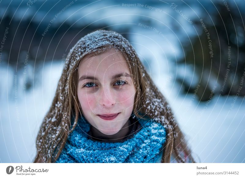 Mädchen mit verschneiten Haaren Freude Glück Zufriedenheit Freizeit & Hobby Ferien & Urlaub & Reisen Winter Schnee Kind Landschaft Wetter Schneefall Schal