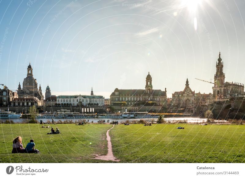 Sonnig am Nachmittag ist es  am Elbufer mit Blick auf die Altstadt in Dresden Mensch Menschenmenge Wasser Wolkenloser Himmel Sonne Herbst Schönes Wetter Gras