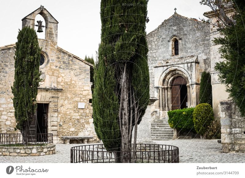 Klosterhof in der Provence Baum Zypresse Frankreich Kirche Bauwerk Glockenturm Kirchenglocke Treppe Fassade Tür Hof Denken einfach historisch braun grau grün