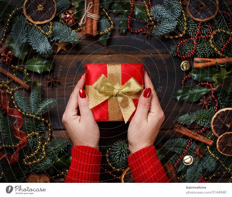 Weihnachtskomposition mit Handaufbewahrung Geschenkbox Kräuter & Gewürze Dekoration & Verzierung Tisch Ball Wärme Holz Ornament dunkel hell retro gold grün rot