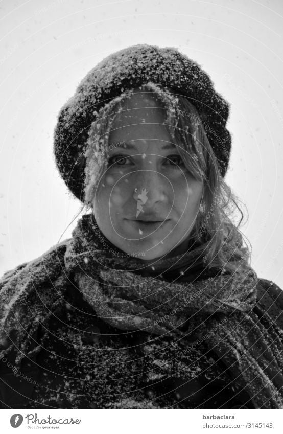 Schneefrau Frau Erwachsene 1 Mensch Winter Schneefall Schal Mütze Lächeln stehen Fröhlichkeit kalt nass Gefühle Stimmung Freude Klima Natur Umwelt