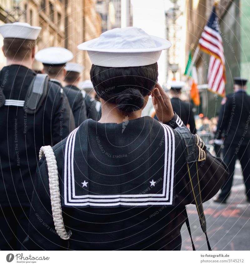 Parademarsch! Soldat Matrosen Seemann Veranstaltung Show New York City USA Stars and Stripes Stadtzentrum Mode Uniform Matrosenkappe Hut Mütze Gruß stehen
