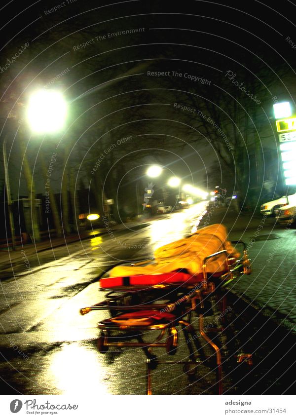 lonesome stretcher Nacht Erste Hilfe Einsamkeit verloren obskur Fernotrage Straße Licht RTW
