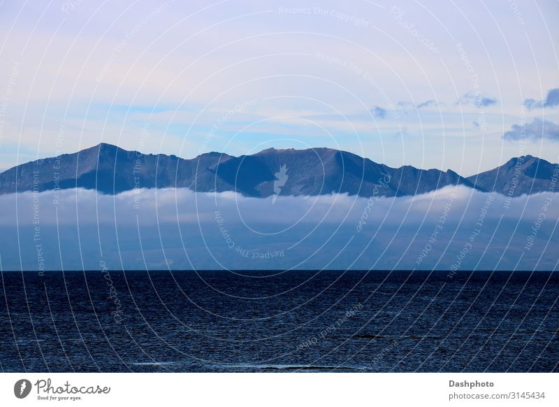 Schottische Insel mit dichter niedriger Wolke im Herbst Tourismus Meer Wellen Berge u. Gebirge Segeln Natur Landschaft Wasser Himmel Wolken Nebel Hügel Gipfel