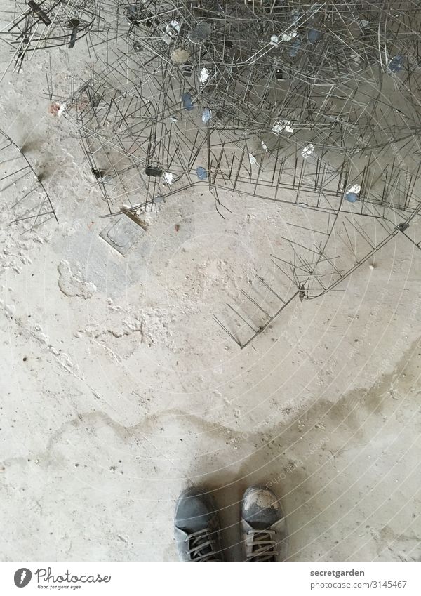 Ein Chaos aus Taubenvergrämung und Baustellenschuhen. Fussboden Metall Vogelperspektive Schuhe minimalistisch Draht Industrie beton Betonboden Betonplatte