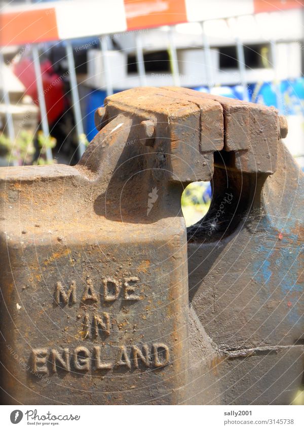 stabile englische Wertarbeit... England made in England Aufschrift Werkzeug Handwerk UK vereinigtes königreich Herstellung Herstellungsangabe Metall rostig Rost
