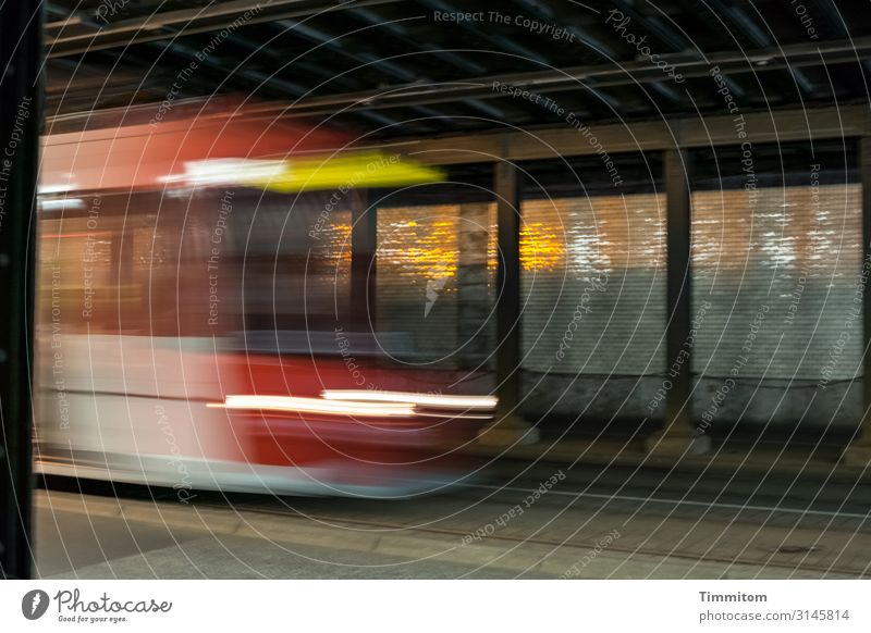 Zu spät! Nürnberg Tunnel Verkehr Schienenverkehr S-Bahn Straßenbahn beobachten fahren dunkel Geschwindigkeit braun gelb schwarz weiß Gefühle Lichterscheinung