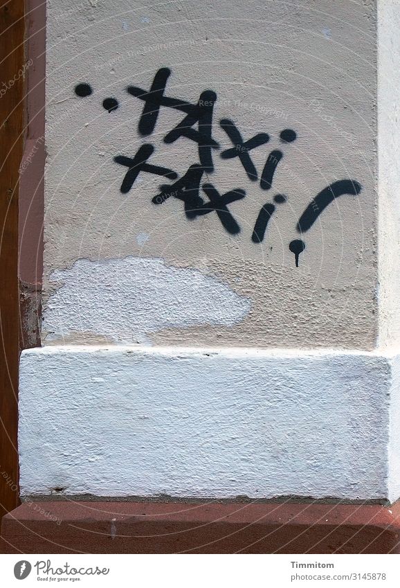 Was nun? Haus Mauer Wand Personenverkehr Taxi Stein Schriftzeichen Graffiti alt Coolness kaputt braun schwarz weiß Gefühle Farbfoto Außenaufnahme Nahaufnahme