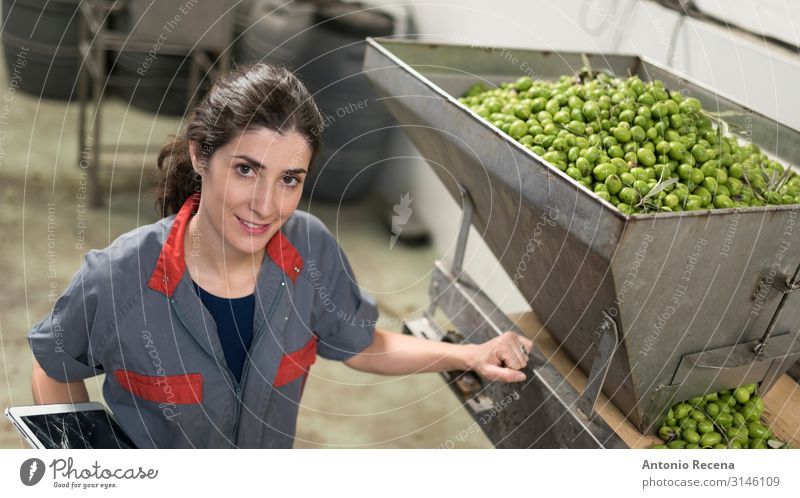 Frau in der Olivenfabrik Frucht Arbeit & Erwerbstätigkeit Beruf Arbeitsplatz Fabrik Industrie Business Technik & Technologie Erwachsene Arme Verpackung Lächeln