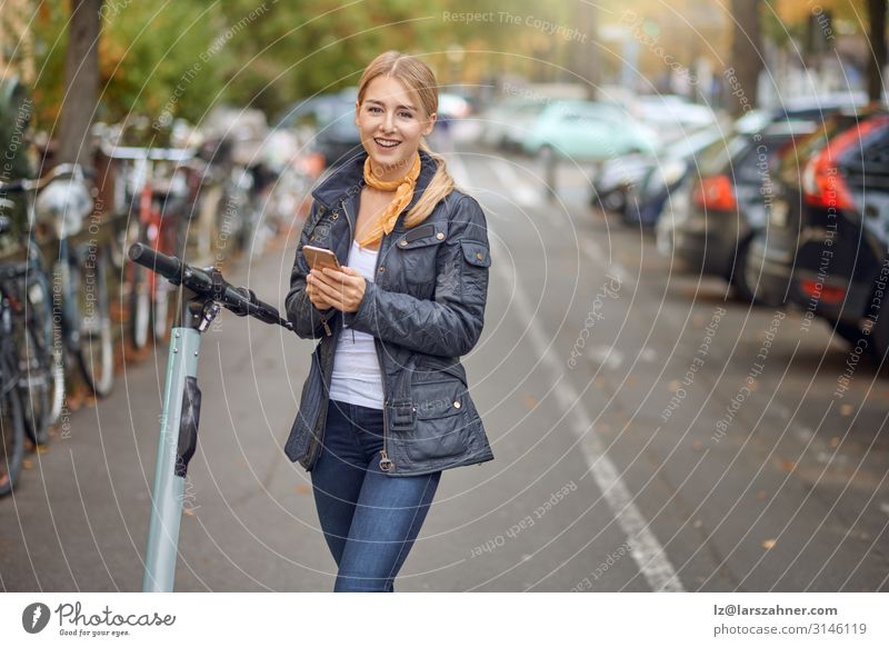Junge Frau auf der Straße mit E-Scooter Lifestyle Glück schön Freizeit & Hobby Telefon PDA Technik & Technologie Erwachsene 1 Mensch Herbst Verkehr blond