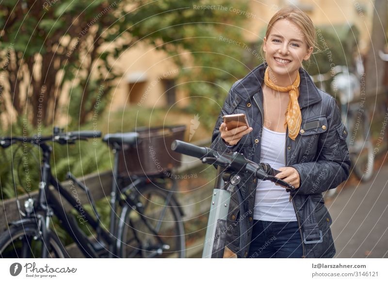 Junge Frau auf der Straße mit E-Scooter Lifestyle Glück schön Freizeit & Hobby Telefon PDA Technik & Technologie Erwachsene 1 Mensch Herbst Verkehr blond