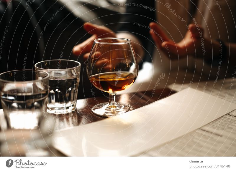 Gesellschaftsabend Getränk Erfrischungsgetränk Alkohol Spirituosen Whiskey Wasser Cognac Weinbrand Lifestyle elegant Stil Freude Leben harmonisch Abenteuer