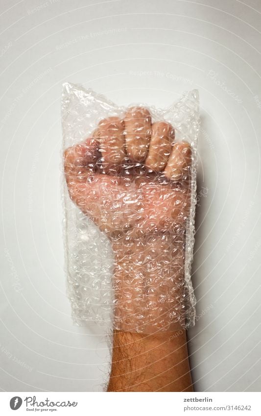 Faust Konzentration Daumen Finger gestikulieren Hand Mann Mensch Tüte Plastiktüte Verpackung Zeigefinger zeigen Blase Wut gebremst Vorsicht Schutz Geborgenheit