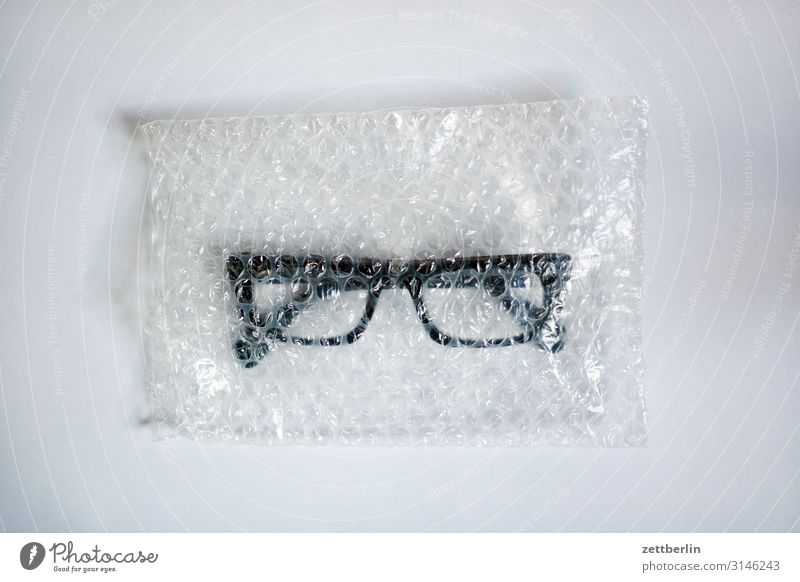 Brille Optiker Augenheilkunde Gesundheit Durchblick Blick Tüte Plastiktüte Verpackung Versand verkaufen Textfreiraum Menschenleer