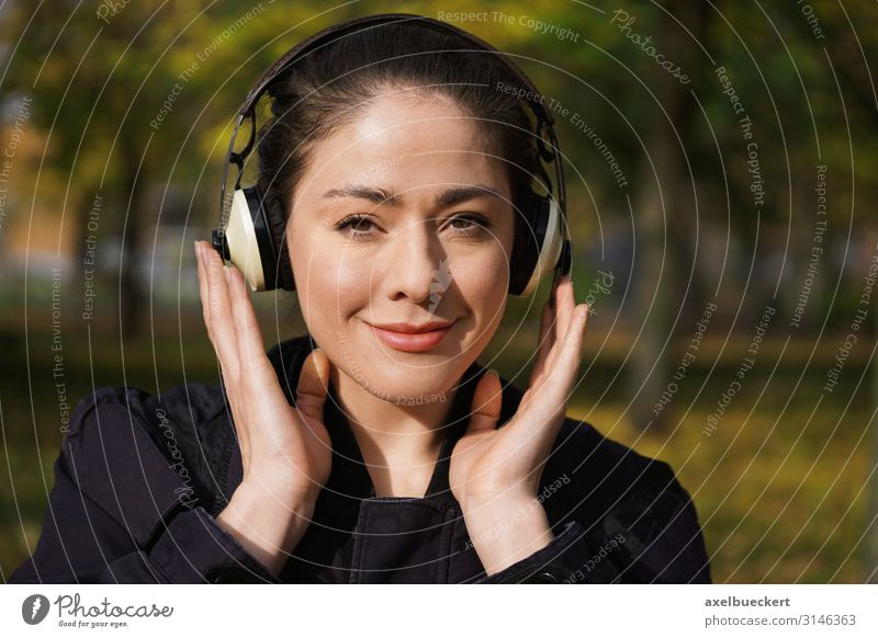 junge Frau mit kabellosen Kopfhörern Lifestyle Freizeit & Hobby Entertainment Musik Technik & Technologie Unterhaltungselektronik Mensch feminin Junge Frau