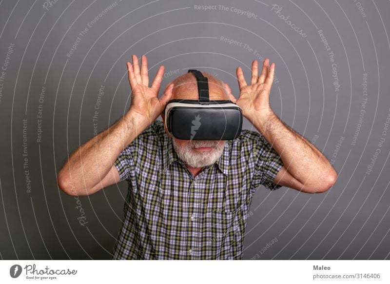 Mann, der eine Brille mit virtueller Realität trägt. Studioaufnahme, grauer Hintergrund wirklich vr Panorama (Bildformat) Spielen Technik & Technologie gadget