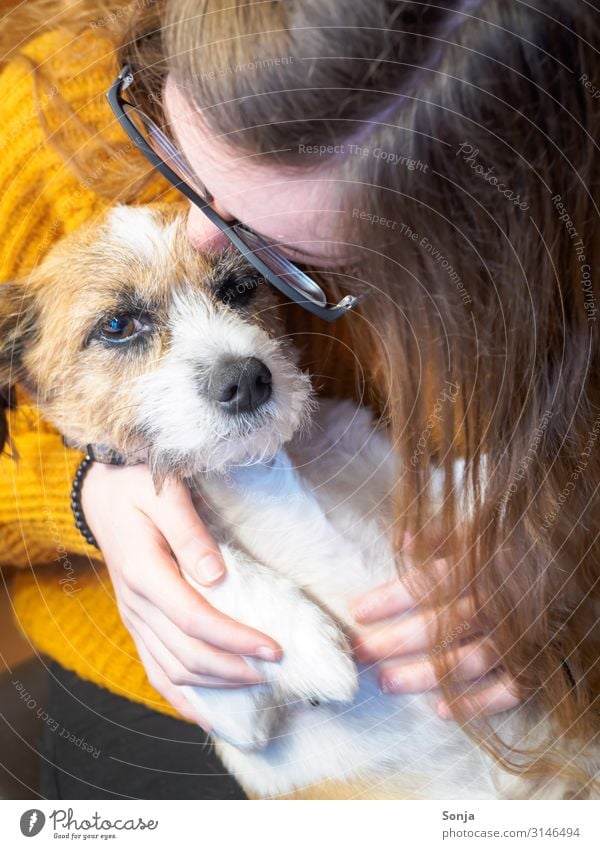 Junge Frau küsst kleinen Hund feminin Jugendliche Leben 18-30 Jahre Erwachsene Tier Haustier Küssen Tierliebe Freundschaft Lebensfreude Zufriedenheit Terrier