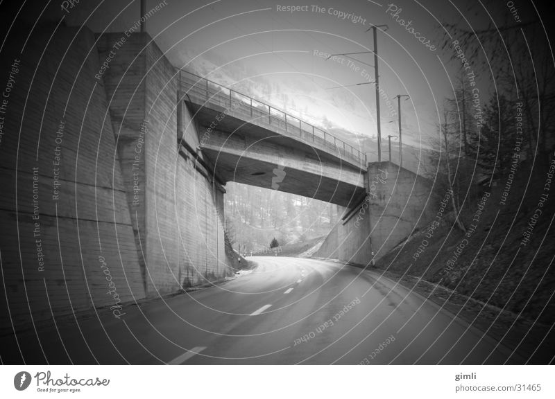 Tunnelblick Mobilität Geschwindigkeit Verkehr Brücke Schwarzweißfoto Unterführung Perspektive Straße