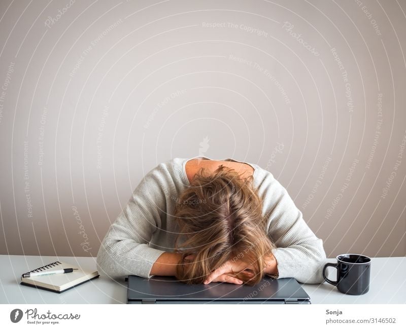 Depressive Frau mit dem Kopf auf einem Laptop feminin Erwachsene Leben 1 Mensch 45-60 Jahre Frustration Stress Verzweiflung Erschöpfung Büro