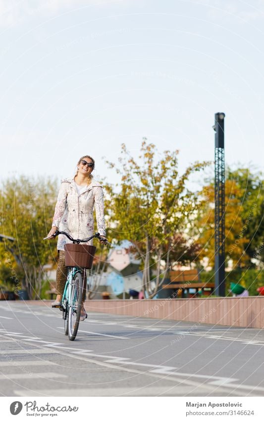 Junge Frau auf dem Fahrrad in der Stadt Freude sportlich Leben Fahrradfahren feminin Jugendliche Erwachsene 1 Mensch 30-45 Jahre Verkehr Wege & Pfade Glück