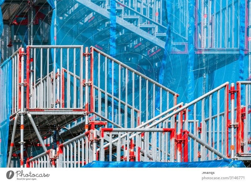 Provisorisch Baustelle Treppe Treppengeländer Konstruktion blau grau rot weiß Perspektive Farbfoto Außenaufnahme Menschenleer Textfreiraum rechts