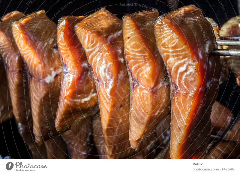 Fische im Räucherofen. Lebensmittel Meeresfrüchte Ernährung Essen Bioprodukte Lifestyle Stil Gesundheit Gesunde Ernährung Fitness Wellness Angeln Wirtschaft