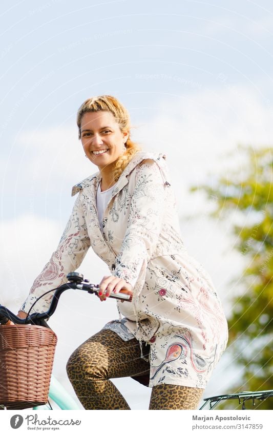Junge glückliche Frau auf dem Fahrrad in der Stadt Freude sportlich Leben Fahrradfahren feminin Junge Frau Jugendliche Erwachsene 1 Mensch 30-45 Jahre Glück