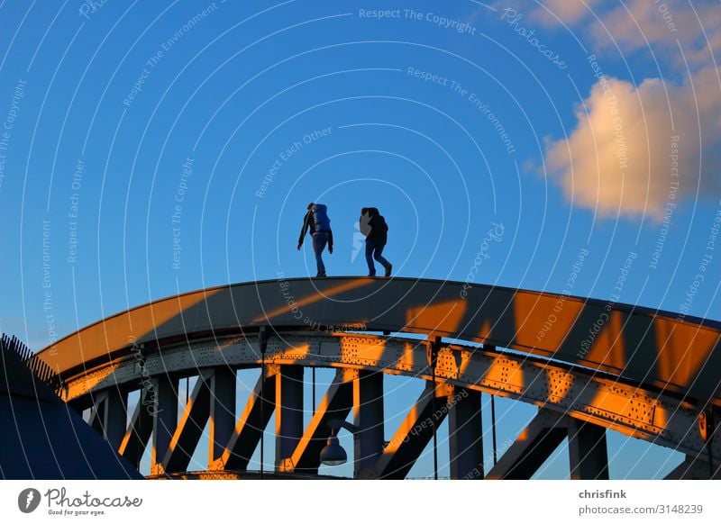 Fußgänger auf Brückengeländer in Abendsonne Technik & Technologie Mensch Freundschaft 2 18-30 Jahre Jugendliche Erwachsene Architektur Straße Wege & Pfade