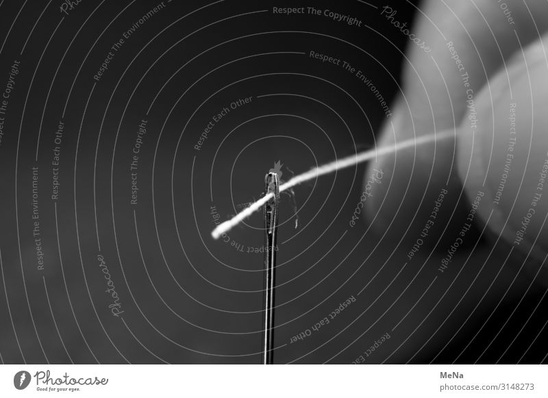 Einfädeln Nadel Nähgarn Spitze geduldig ruhig Ausdauer Nähen Öhr Schwarzweißfoto Innenaufnahme Nahaufnahme Experiment