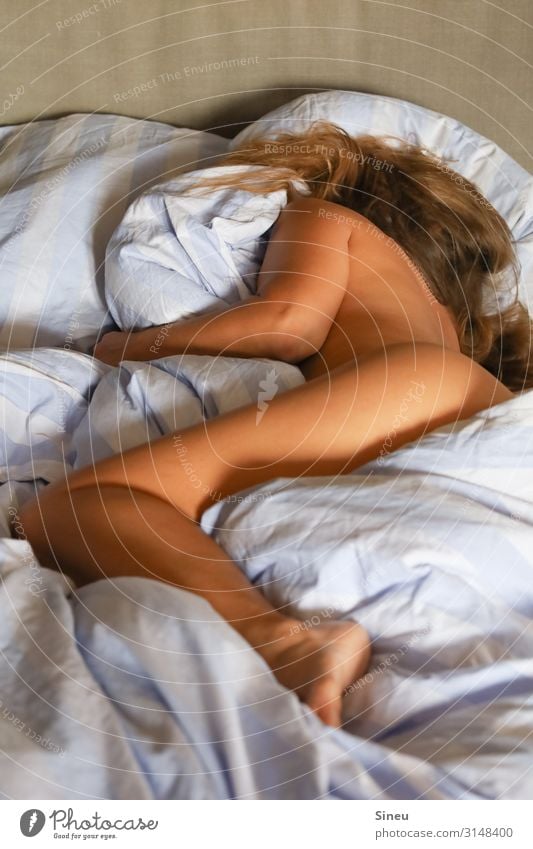 Einfach mal liegenbleiben. Frau Erwachsene 30-45 Jahre brünett schlafen feminin Körper Gesäß Erholung träumen Umarmen kuschlig nackt Wärme weich Geborgenheit