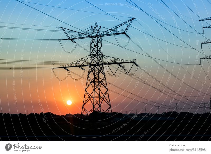 Sonnenuntergang, Hochspannungsleitungen durchkreuzen den Abendhimmel, ein grosser Strommast ist zu sehen Technik & Technologie Energiewirtschaft Sonnenenergie