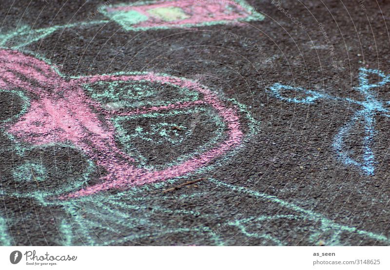Kreide auf Asphalt Kindererziehung Bildung Kindergarten Jugendkultur Subkultur Graffiti Umwelt Stadt Straße authentisch frech nah blau grau rosa rot Leben Farbe