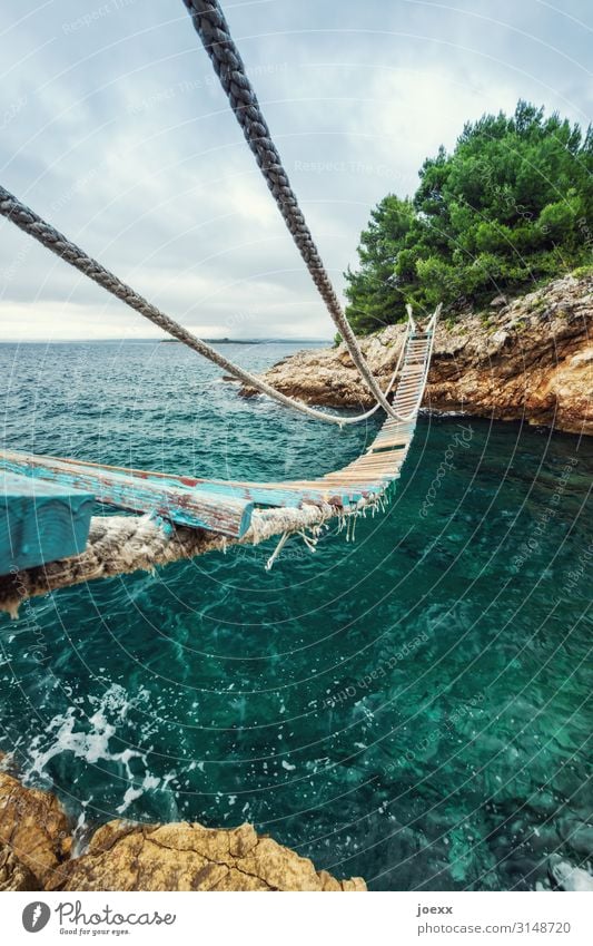 Trau dich! Landschaft Wasser Horizont Sommer Felsen Küste Bucht Kroatien Hängebrücke Wege & Pfade alt hoch maritim retro blau braun grün Angst Abenteuer