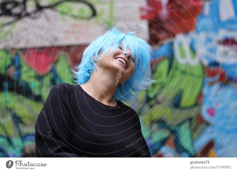 High sein, frei sein | UT HH19 | Lachende, tanzende Frau mit blauen Haaren Erwachsene Leben Mensch 30-45 Jahre 45-60 Jahre kurzhaarig Perücke Lächeln lachen