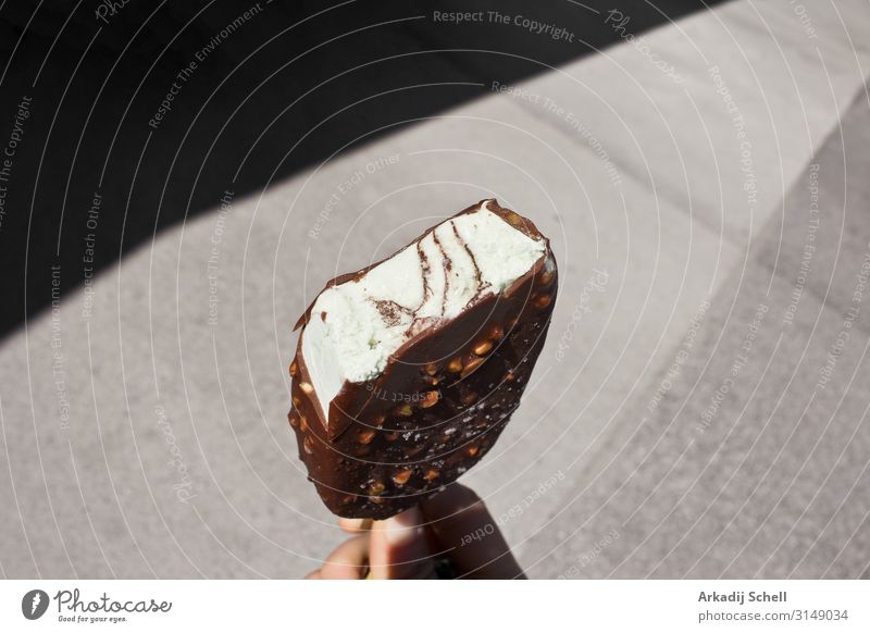 Eiscreme mit Vanille, Schokolade und Nüssen / Mandeln süchtig süchtig machend bittersüß schwarz braun Zentrum zentriert zentral dunkel lecker Geschmack