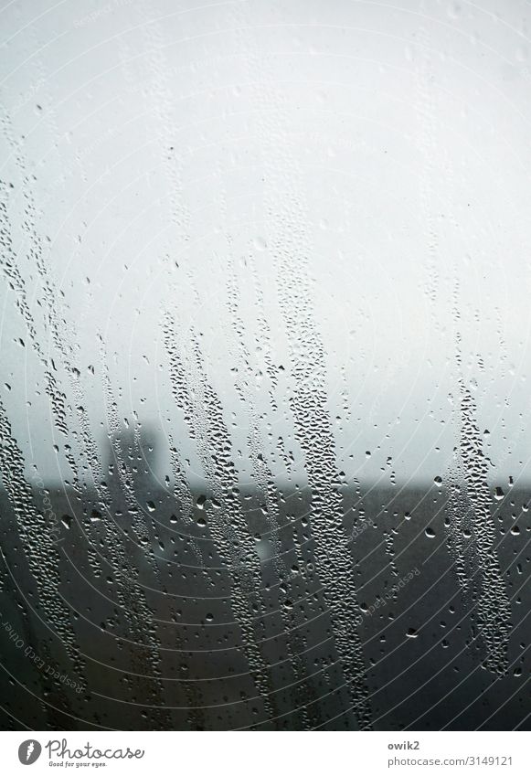 Regentag Wassertropfen Wolken schlechtes Wetter Fenster Dach Schornstein Fensterscheibe Glas nass trist trösten geduldig ruhig Traurigkeit Sorge Trauer