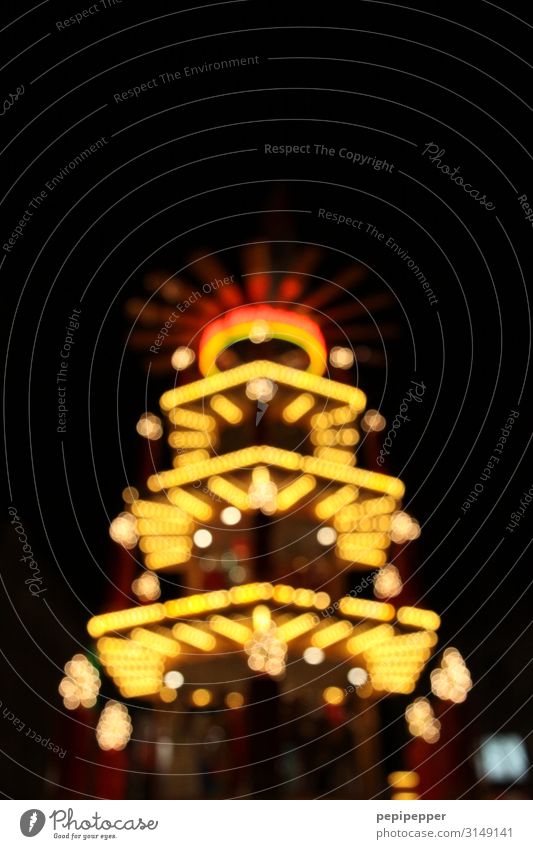 Weihnachtspyramide Nachtleben Weihnachten & Advent Handel Hütte Lampe Glühbirne Kerze Zeichen Ornament Kugel Linie Streifen gelb mehrfarbig Außenaufnahme