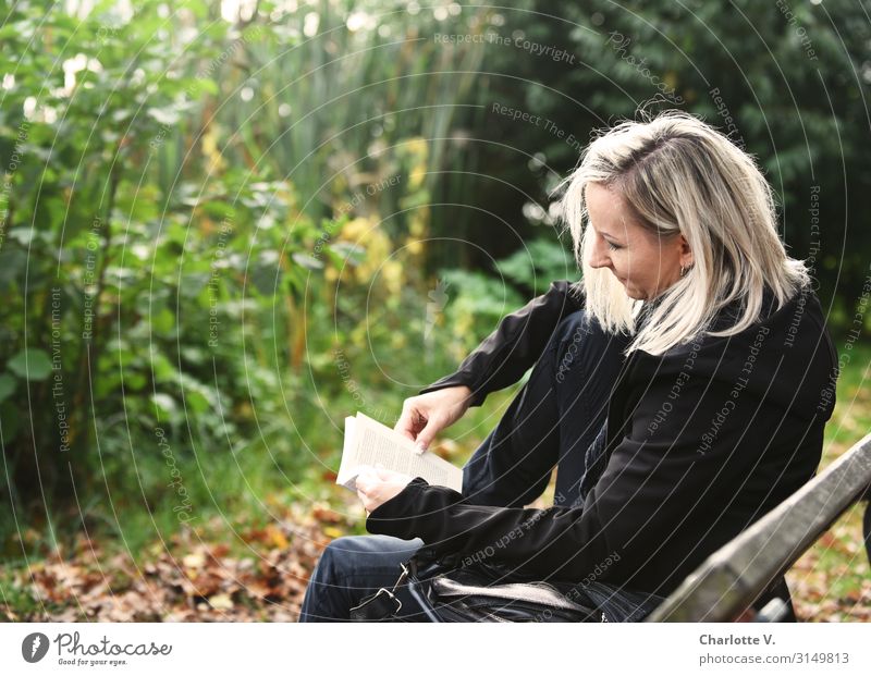 Lesen | UT HH 19 feminin Frau Erwachsene Mensch 30-45 Jahre Kultur Medien Printmedien Buch lesen Natur Pflanze Herbst Schönes Wetter Sträucher Park blond Holz