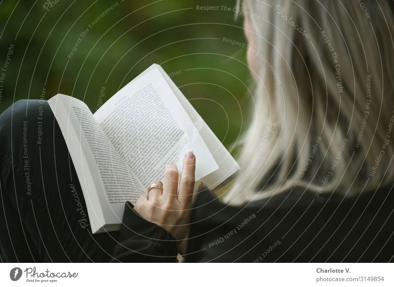 Blättern | UT HH 19 Mensch feminin Frau Erwachsene Leben 30-45 Jahre Kultur Printmedien Buch lesen blond berühren Denken lernen einfach natürlich grün schwarz