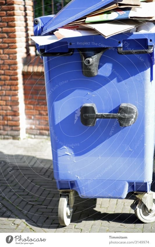 Papierberg Ferien & Urlaub & Reisen Niederlande Haus Gebäude Mauer Wand Müllbehälter Müllentsorgung Müllverwertung Stein Kunststoff warten blau braun grau