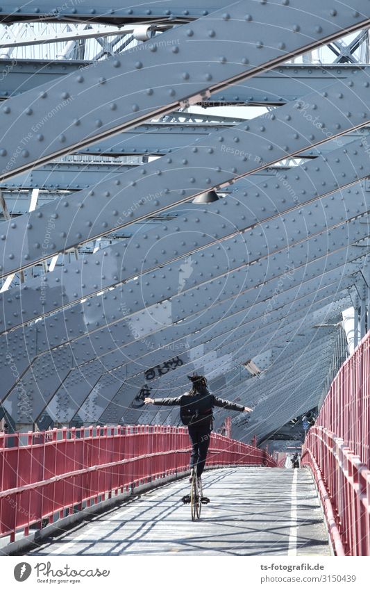 Akrobat schö-ö-ö-n auf Williamsburg Bridge Fahrradfahren Mensch Junger Mann Jugendliche 1 18-30 Jahre Erwachsene New York City Stadt Stadtzentrum Brücke Bauwerk
