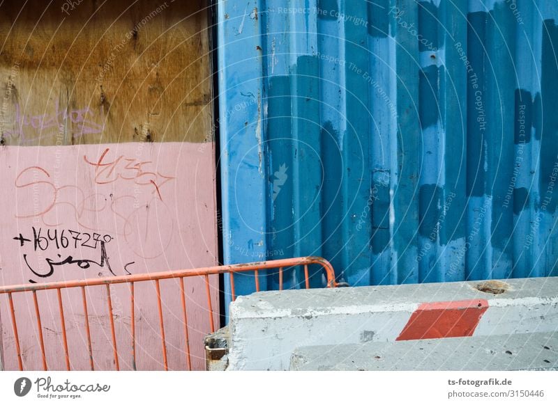 Blue kissing pink Baustelle New York City Stadtzentrum Menschenleer Mauer Wand Fassade Absperrgitter Bauzaun Container Stein Beton Metall Zeichen Schriftzeichen