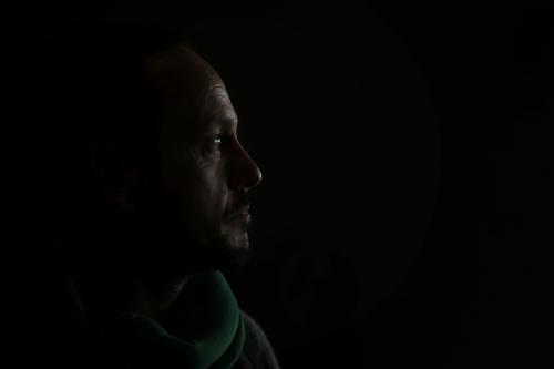 Nachts... | UT HH19 maskulin Mann Erwachsene Mensch 45-60 Jahre beobachten Denken Blick warten Traurigkeit Sorge Trauer Sehnsucht Einsamkeit Unendlichkeit