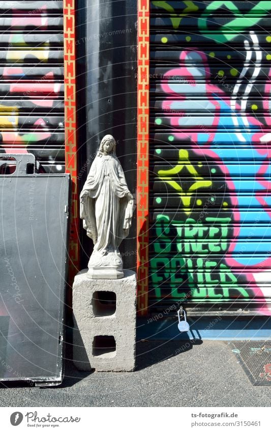 Erscheinung der heiligen Beton-Maria in New York Ferien & Urlaub & Reisen Tourismus Sightseeing Städtereise 1 Mensch Skulptur New York City Stadt Menschenleer