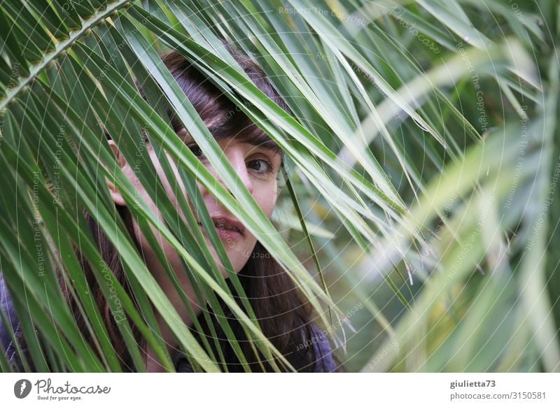 Neugierig | UT HH19 Junge Frau Jugendliche Erwachsene Leben Mensch 30-45 Jahre Grünpflanze exotisch Palme Palmenwedel brünett langhaarig beobachten Lächeln
