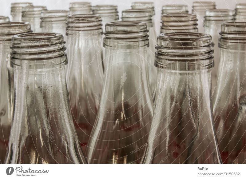 Reihen von Glasflaschen. Lebensmittel Getränk Flasche Lifestyle Stil Design Bildung Wissenschaften Arbeit & Erwerbstätigkeit Beruf Arbeitsplatz Fabrik